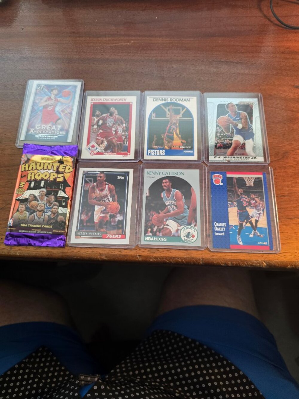 7PCS OF ASSORTED BASKETBALL AND 2 SEALED PACKS OF TRADING CARDS